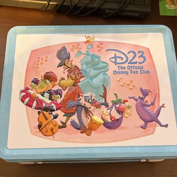 D23 Exclusive Tin Lunchbox with Five Pins - Picture 8 of 9